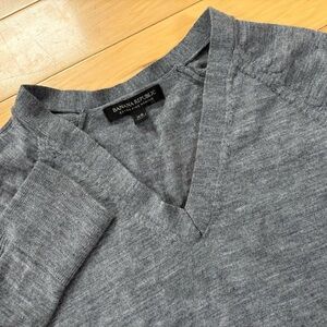 Banana Republic 100% Merino Wool Sweater Womens Sz XS Gray V-Neck Long Sleeve